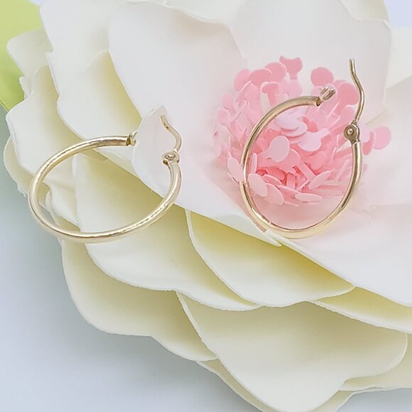 10K YG Huggies - Picture 4 of 11